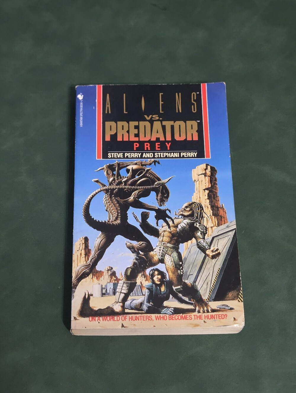 Prey : Alien vs. Predator by Stephani Perry and Steve Perry (1994)